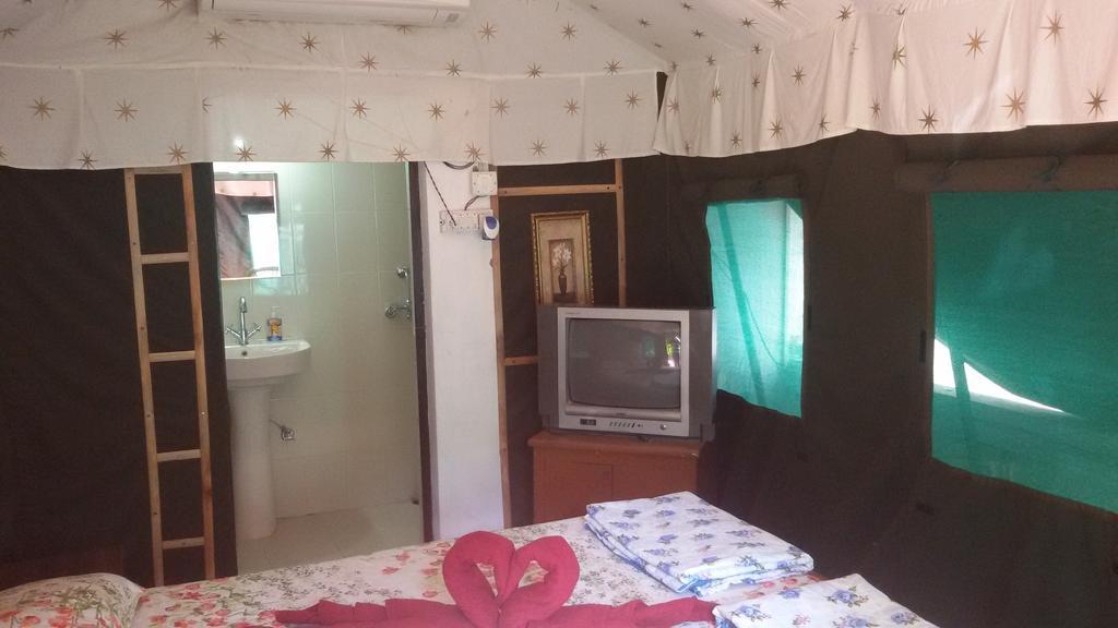 Hotel Sukhsadan Деградун Номер фото