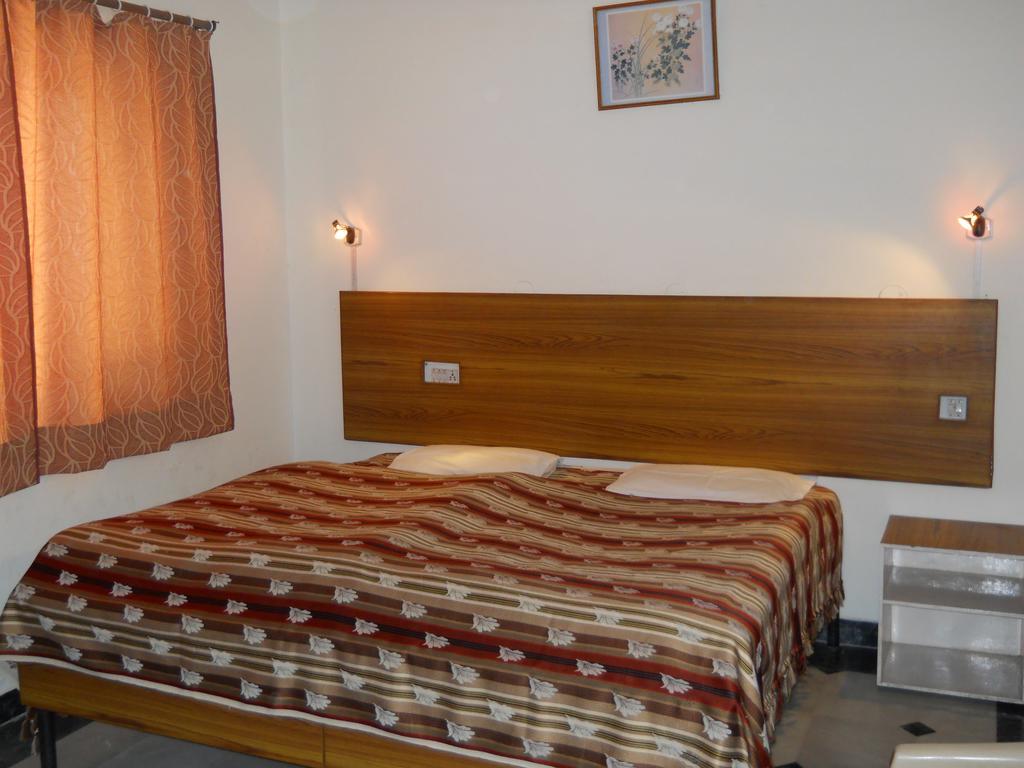 Hotel Sukhsadan Деградун Номер фото